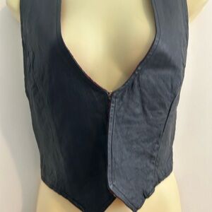 Vintage 90s vest super cute with a really pretty lining and a hook enclosure